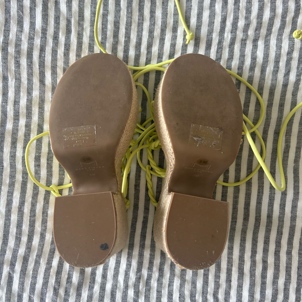 Marc Fisher strappy wedge sandals lime green - Picture 2 of 4